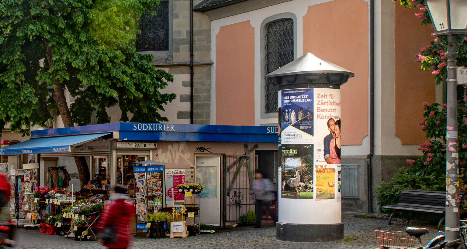 Litfassäule bei Tag in Konstanz an der Wessenbergstraße