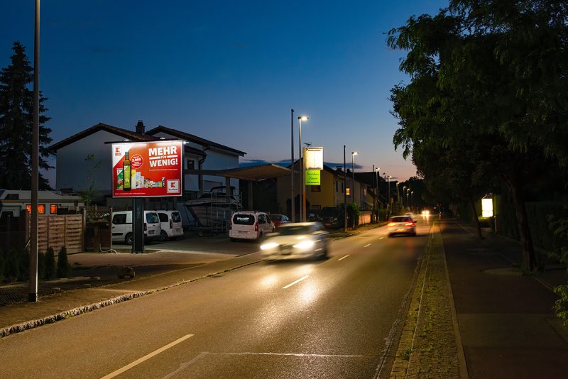 Beleuchtetes Großflächenplakat in Böhringen bei Nacht an der Singenerstraße