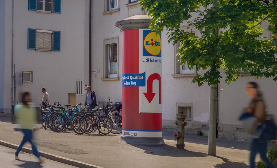 Hinweismedium -Litfasssäule in Konstanz an der Emmishoferstraße bei Tag