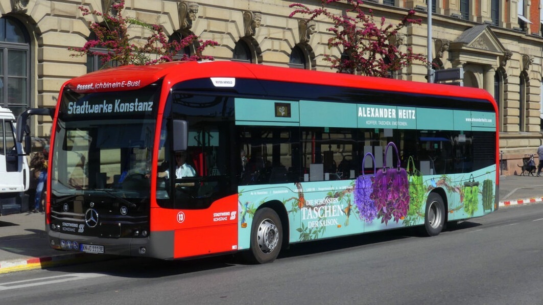 Buswerbung in Konstanz auf einem Elektrobus von Alexander Heiz