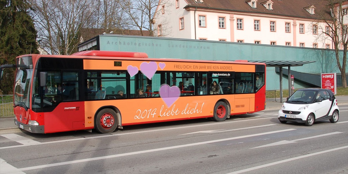 Buswerbung auf einem Gelenkbus in Konstanz von Lago