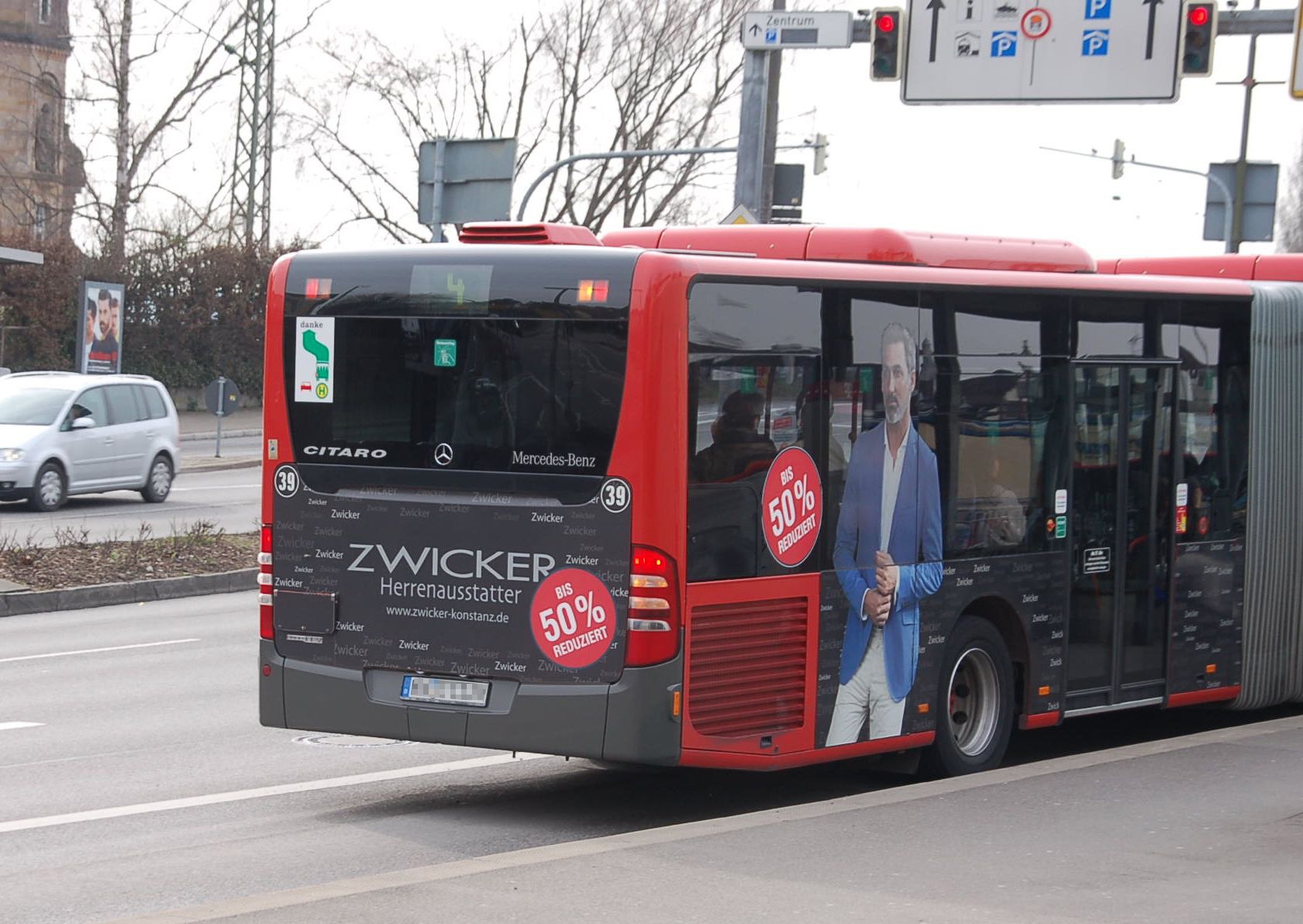 Buswerbung auf einem Gelenkbus in Konstanz von Zwicker