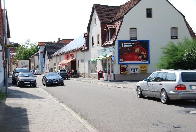Großformatige Werbefläche an einer Hausfassade auf Privatgrundstück.