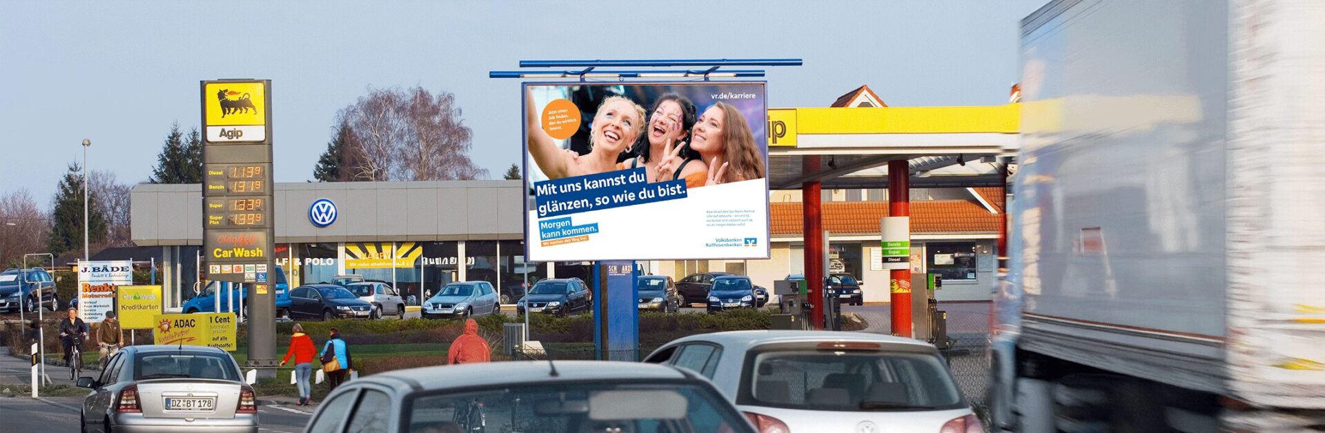 Beleuchtete 18/1-Großfläche neben einer Tankstelle.