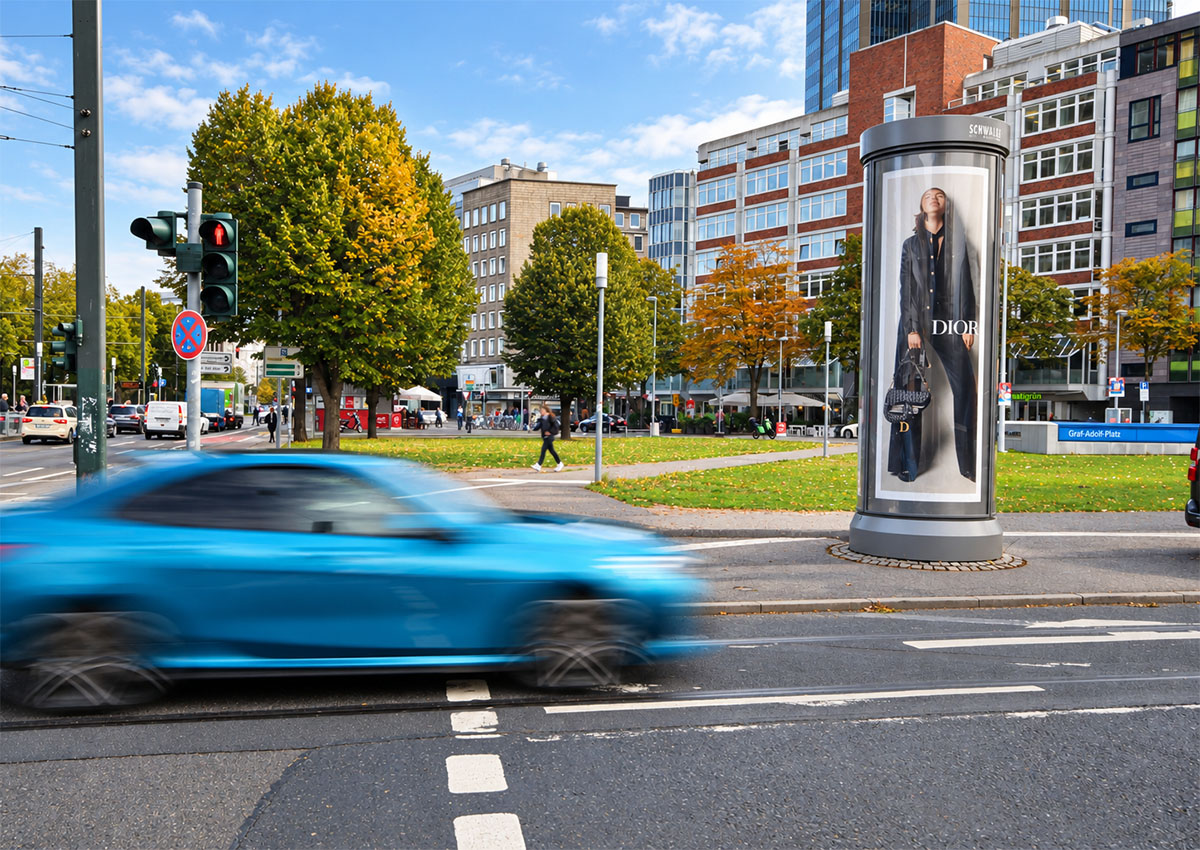 Premium Citylight-Säule von Schwarz Außenwerbung mit DIOR-Kampagne in Düsseldorf